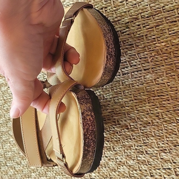 QUPID tan strap sandals in great condition.  Cork bed. Size is 6.5. - Picture 4 of 8